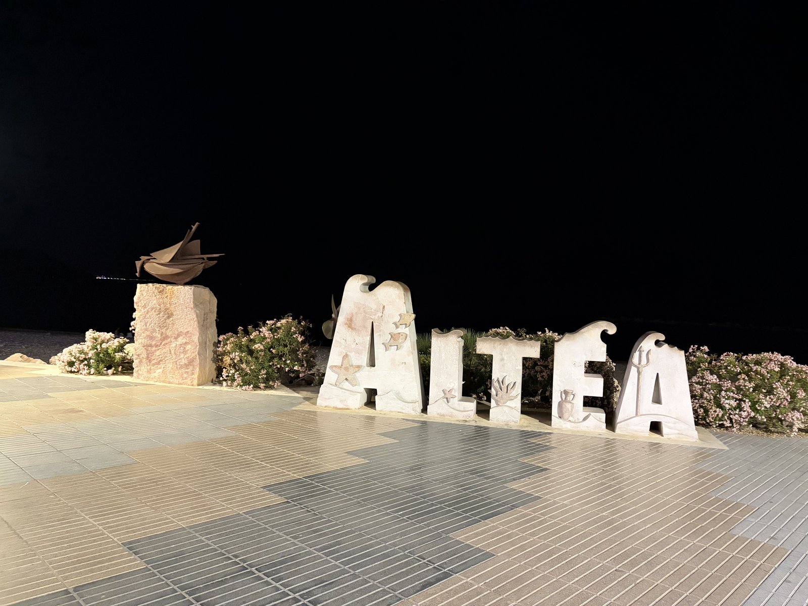 Nápis ALTEA v noci