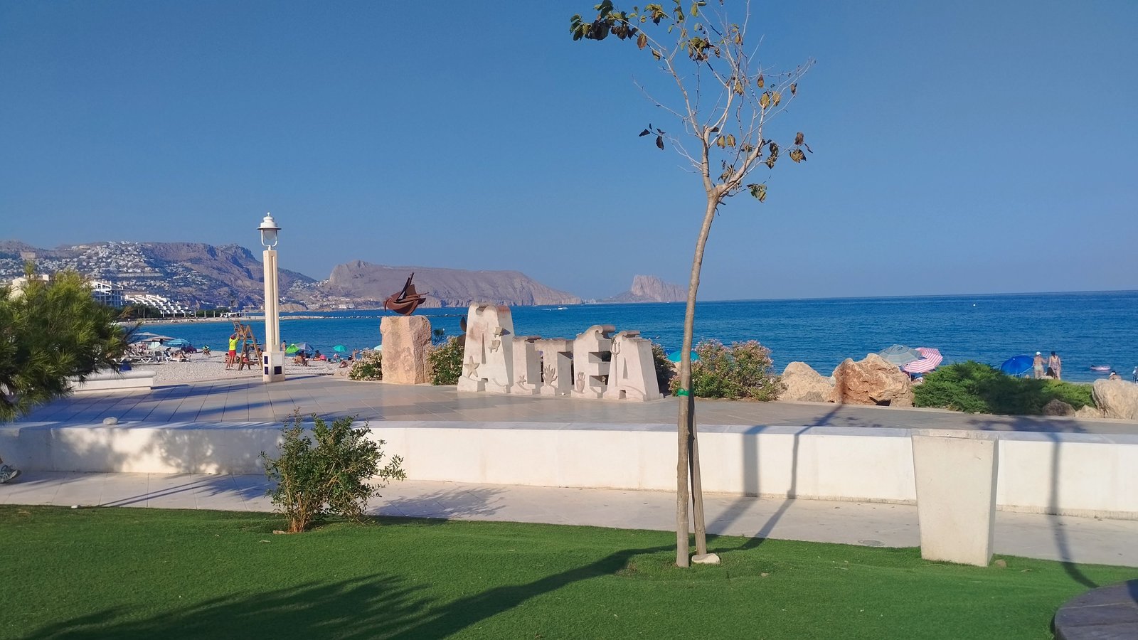 Promenáda a nápis Altea pri pláži