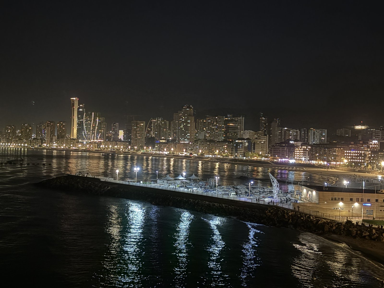 Benidorm v noci z prístavu