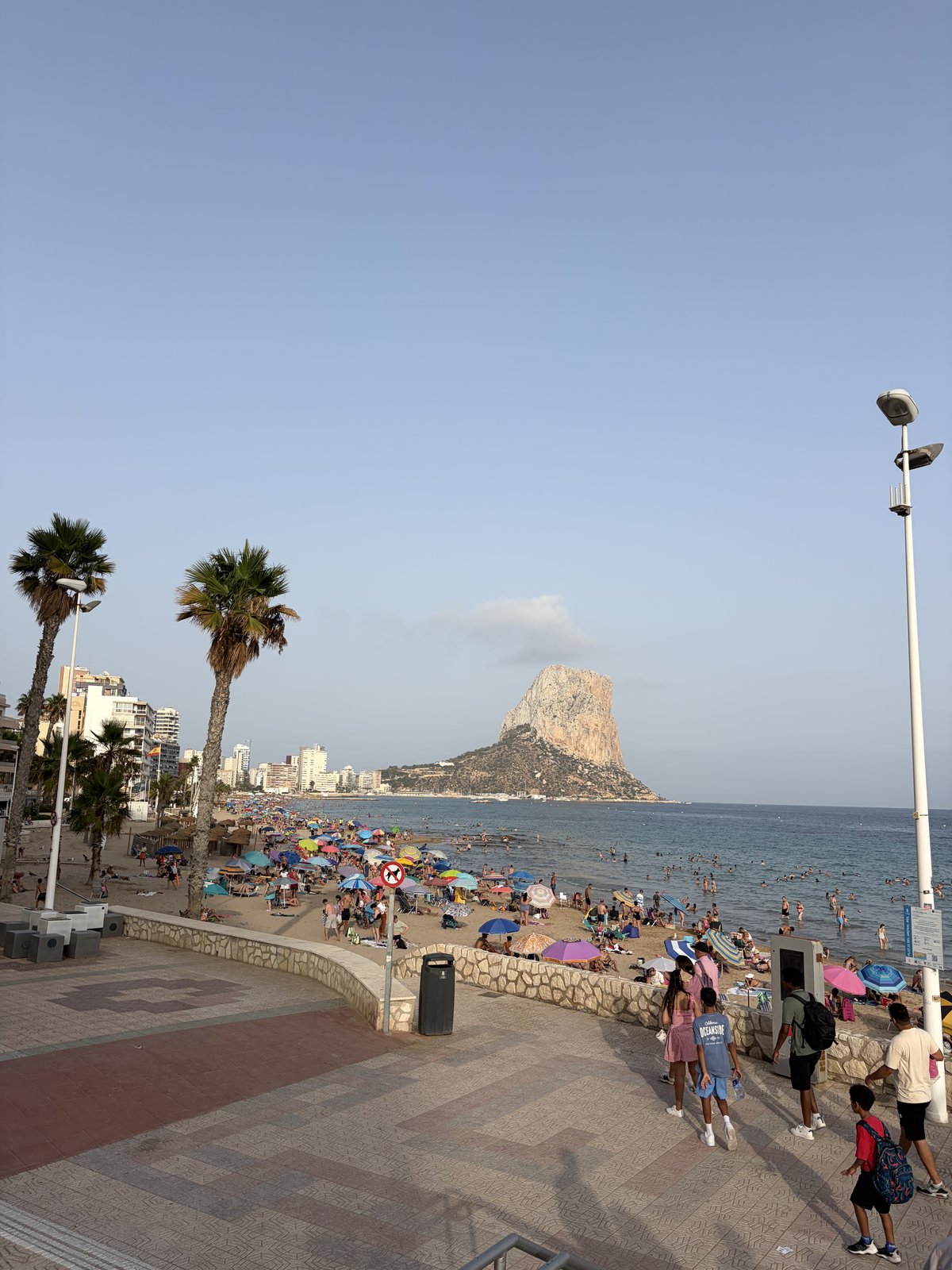 Peñón de Ifach nad plážou a promenádou
