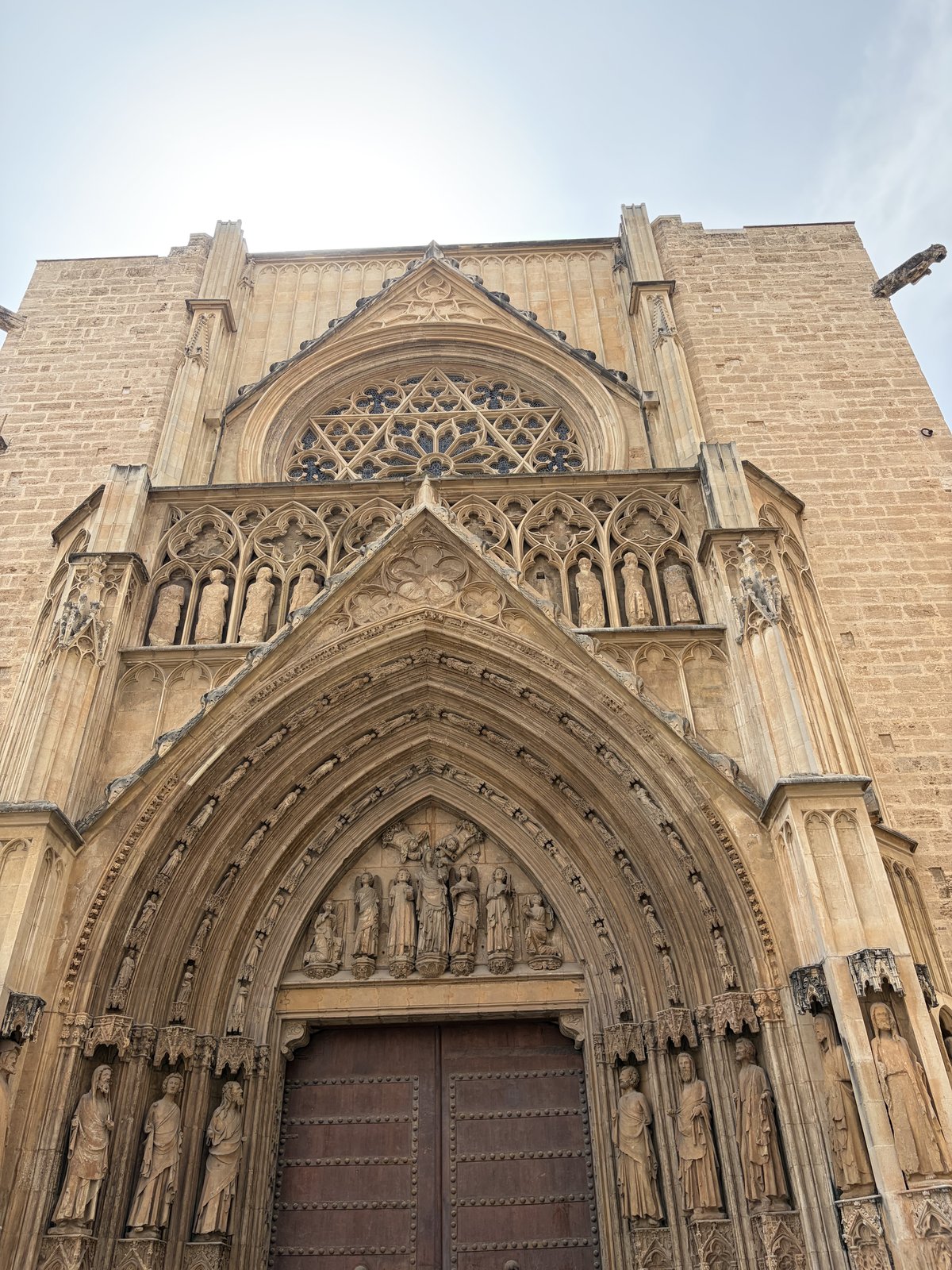 Gotický portál katedrály — Puerta de los Apóstoles